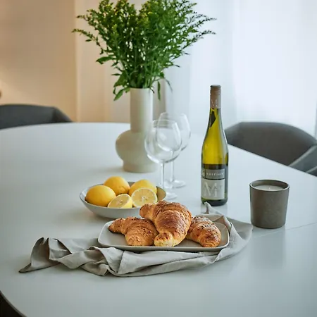 Nicole, Schoenes In *